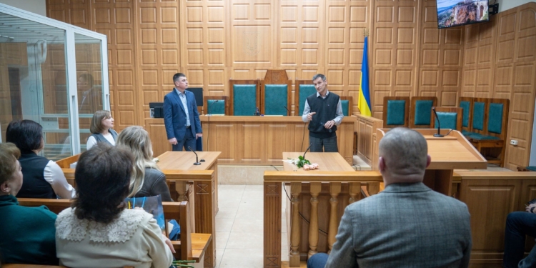 У Тернопільському міськрайонному суді привітали працівників з професійним святом