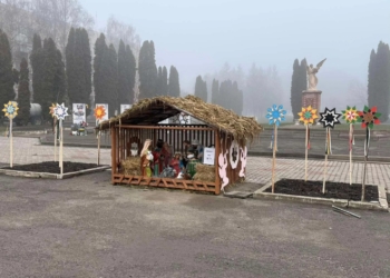 У Заводській громаді площу прикрасили різдвяними зірками, створеними дітьми