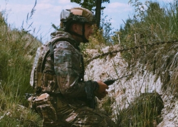 проводять евакуацію поранених безпосередньо під вогнем