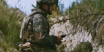 проводять евакуацію поранених безпосередньо під вогнем