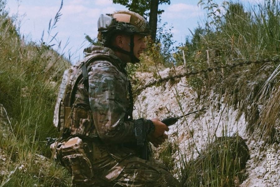 проводять евакуацію поранених безпосередньо під вогнем