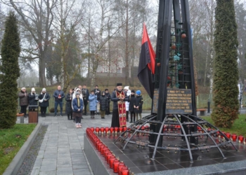 У Збаражі запалили Вифлеємський вогонь миру на Алеї Героїв