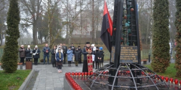 У Збаражі запалили Вифлеємський вогонь миру на Алеї Героїв