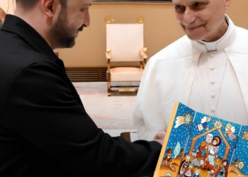 Різдвяну шопку від «Кози Дерези» з Тернополя представили на аудієнції президента Зеленського у Папи Римського