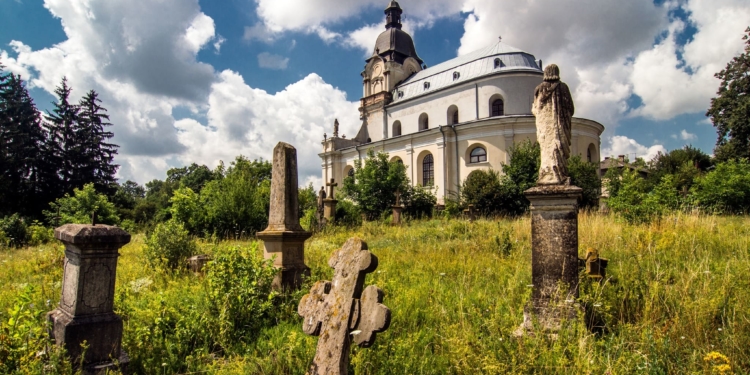 Унікальний храм з історією королівських масштабів: костел Святої Трійці у Микулинцях на Тернопільщині