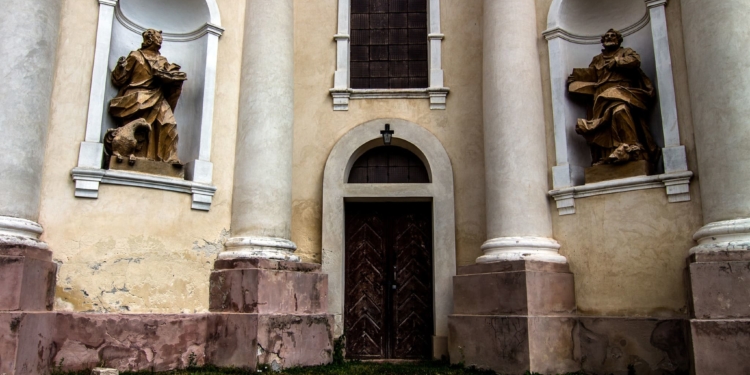 Унікальний храм з історією королівських масштабів: костел Святої Трійці у Микулинцях на Тернопільщині