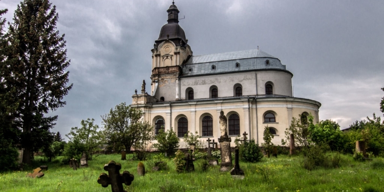 Унікальний храм з історією королівських масштабів: костел Святої Трійці у Микулинцях на Тернопільщині
