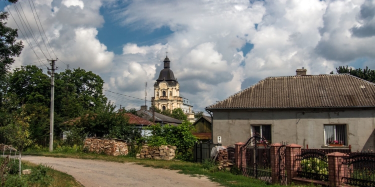 Унікальний храм з історією королівських масштабів: костел Святої Трійці у Микулинцях на Тернопільщині