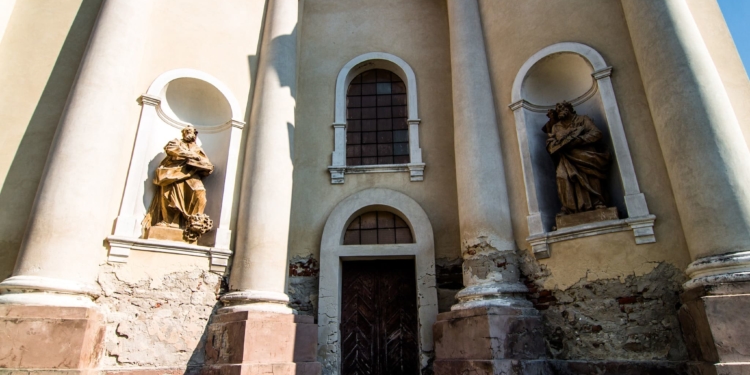 Унікальний храм з історією королівських масштабів: костел Святої Трійці у Микулинцях на Тернопільщині