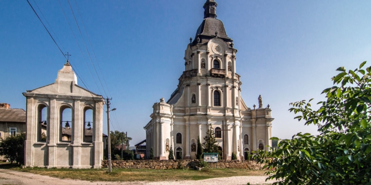 Унікальний храм з історією королівських масштабів: костел Святої Трійці у Микулинцях на Тернопільщині