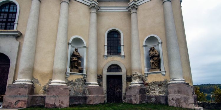 Унікальний храм з історією королівських масштабів: костел Святої Трійці у Микулинцях на Тернопільщині