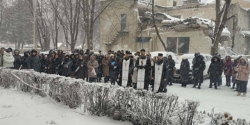 У Тернополі вшанували память загиблих у ворожій атаці літією біля зруйнованого будинку