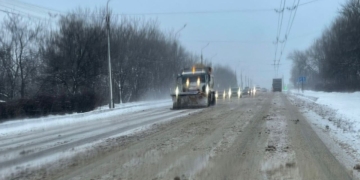 У Тернополі триває прибирання снігу: містян просять не залишати авто на узбіччях