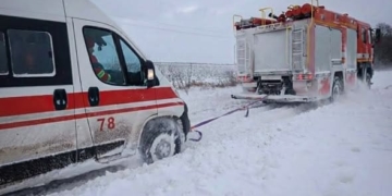 Сніг та ожеледиця ускладнили рух транспорту