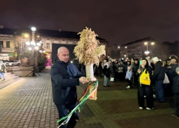 У Тернополі відкрили різдвяну шопку на Театральному майдані (Фото)