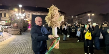 У Тернополі відкрили різдвяну шопку на Театральному майдані (Фото)