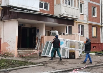 У пошкоджених будинках по вул. Стуса та 15 Квітня у Тернополі триває встановлення нових вікон