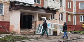 У пошкоджених будинках по вул. Стуса та 15 Квітня у Терноплі триває встановлення нових вікон