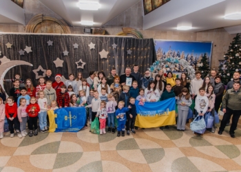 Дітям загиблих і полонених військових у Тернополі показали благодійну виставу та вручили подарунки 