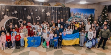 Дітям загиблих і полонених військових у Тернополі показали благодійну виставу та вручили подарунки 