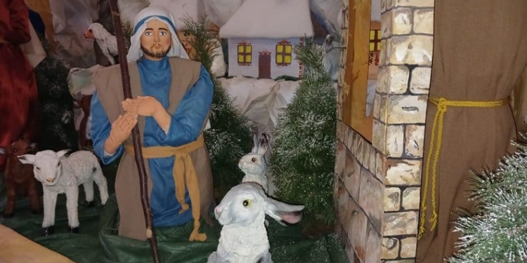 У найбільшу в Україні тернопільську шопку додали будинок, у який влучила ракета