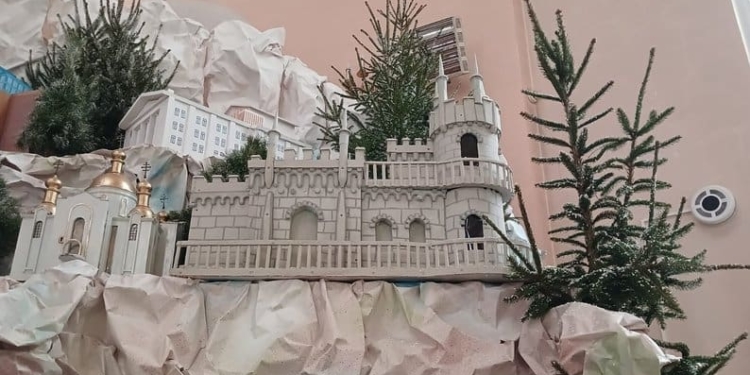 У найбільшу в Україні тернопільську шопку додали будинок, у який влучила ракета