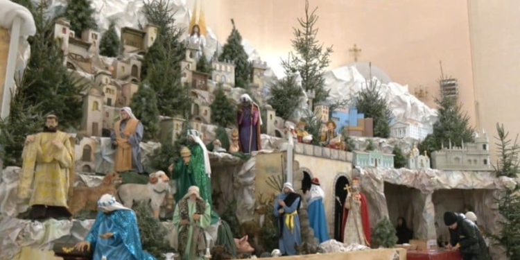 У найбільшу в Україні тернопільську шопку додали будинок, у який влучила ракета