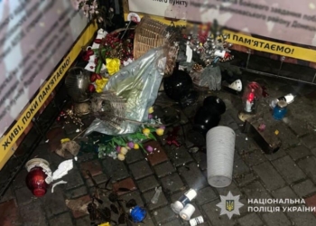 розкидає квіти й лампадки