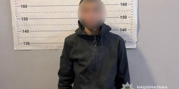 У Тернополі 17-річний хлопець викрав смартфон із магазину: збитки майже 4 тисячі гривень