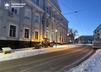 У Тернополі цілодобово прибирають сніг: за ніч працювали 22 одиниці спецтехніки
