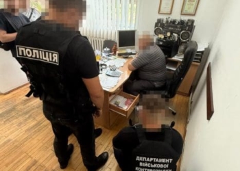 У Тернополі судитимуть головного інженера ЖЕКу за отримання 10 000 доларів хабаря