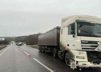 У Кременці зіткнулися дві вантажівки: одного з водіїв затримали за керування напідпитку