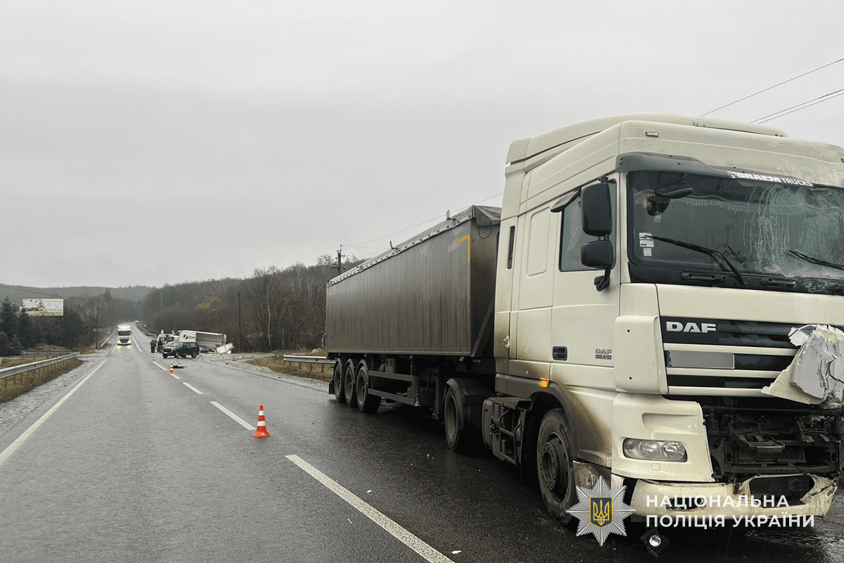 У Кременці зіткнулися дві вантажівки: одного з водіїв затримали за керування напідпитку