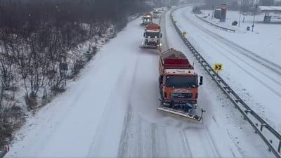 На Тернопільщині через снігопади дорожня техніка працює у посиленому режимі (відео)