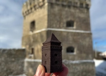 шоколадний сувенір у формі вежі