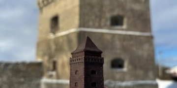 шоколадний сувенір у формі вежі