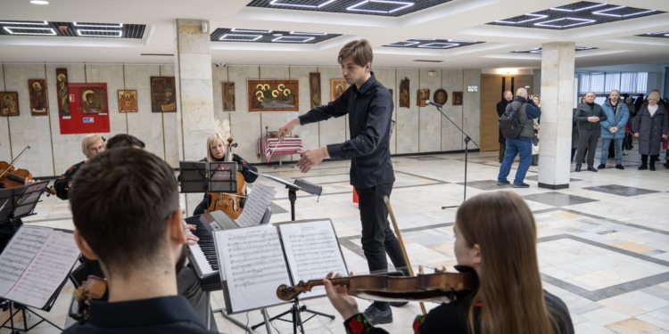 У Тернополі відкрили виставку ікон Володимира Шерстія «З вірою до Перемоги»