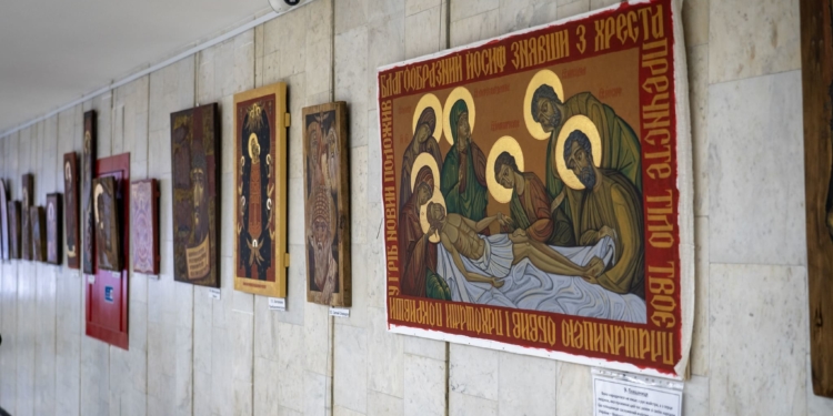 У Тернополі відкрили виставку ікон Володимира Шерстія «З вірою до Перемоги»