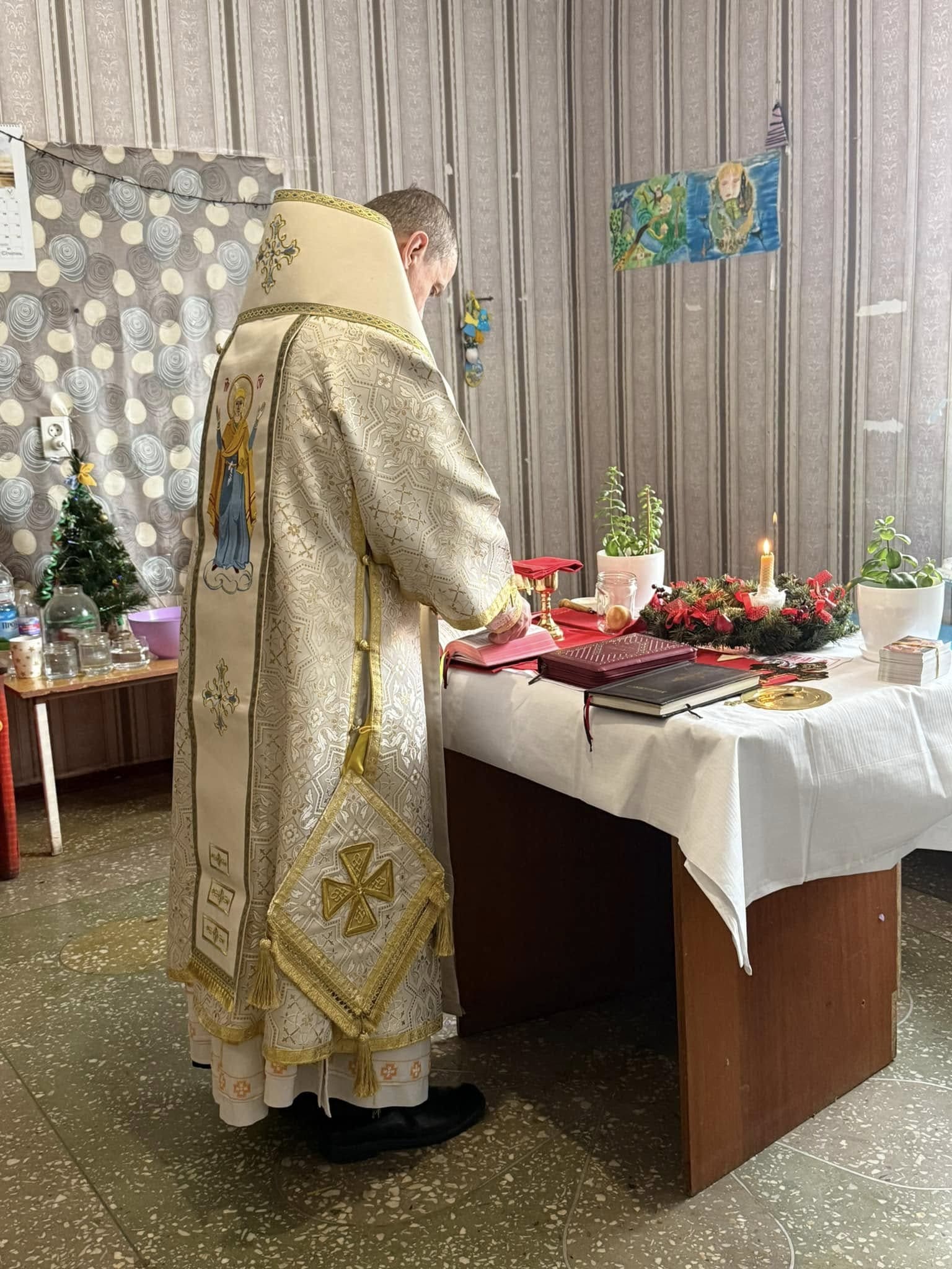 Архієпископ УГКЦ Теодор на фронті освятив воду та благословив військових медиків