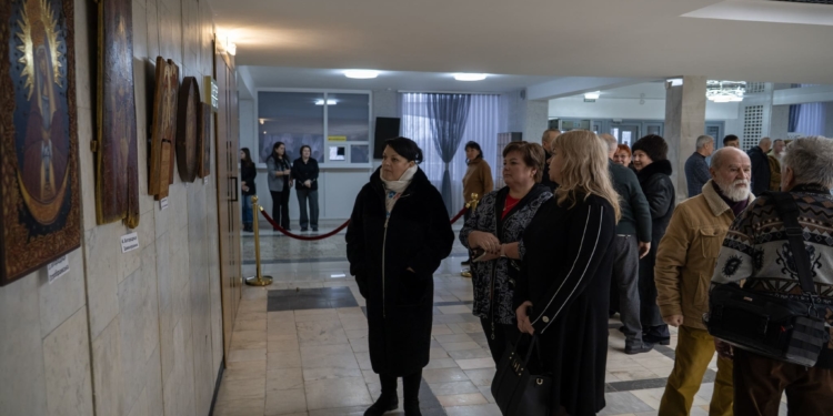 У Тернополі відкрили виставку ікон Володимира Шерстія «З вірою до Перемоги»