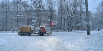 У Тернополі через сильний снігопад комунальники працюють цілодобово