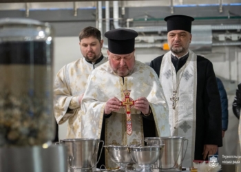 Від сьогодні у Тернополі з крaнів тече освяченa водa