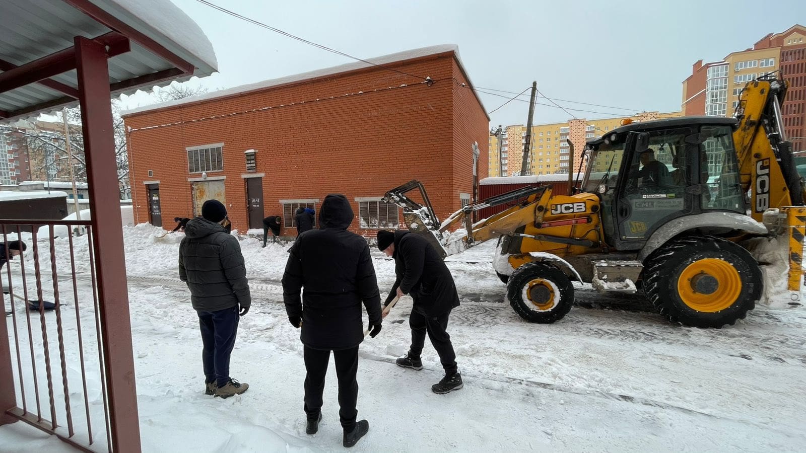 У Тернополі підприємства, які обслуговують житловий фонд міста, та ОСББ очищають від снігу двори і проїзди