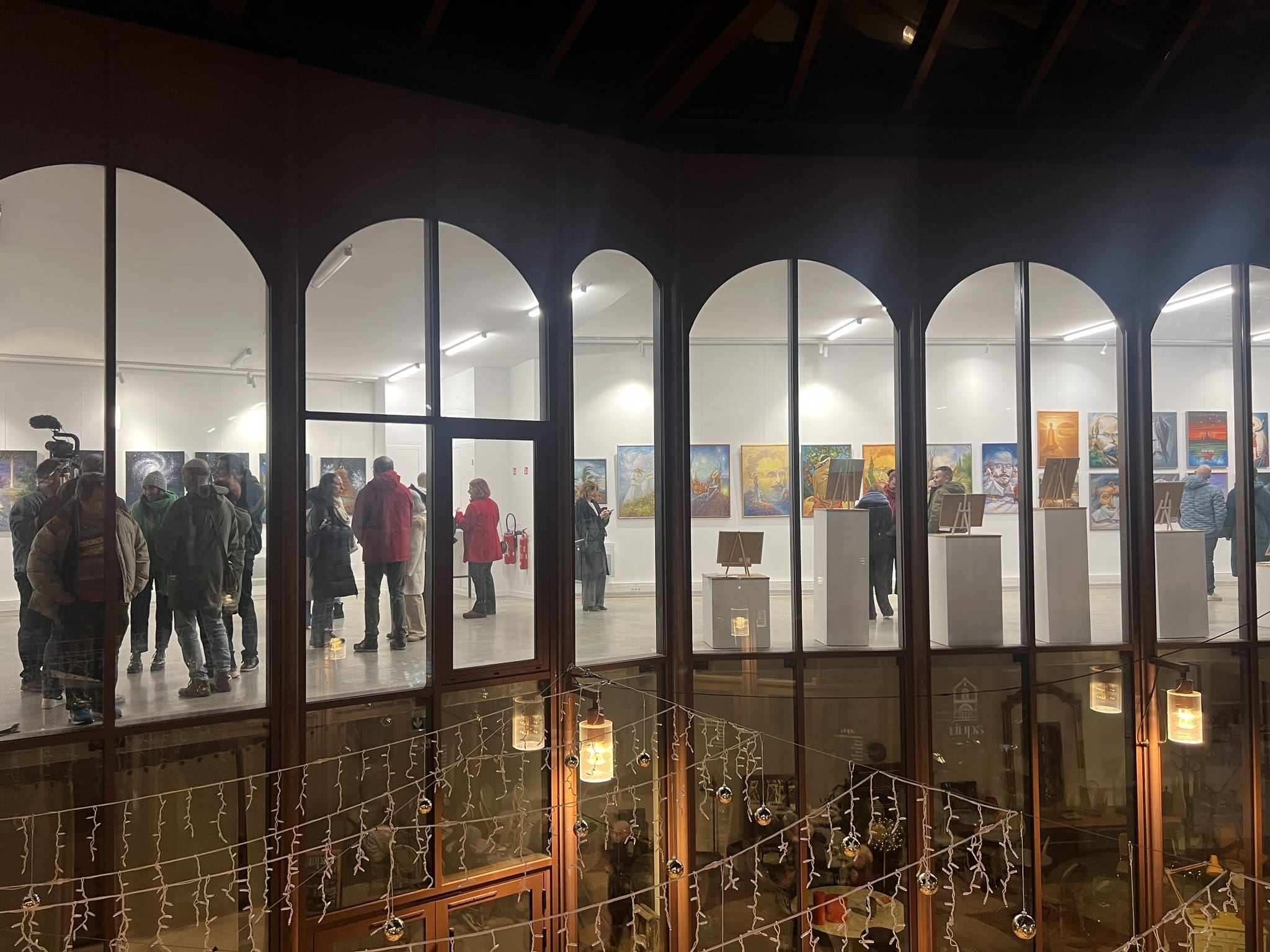 виставкою художника Олега Шупляка у Франції