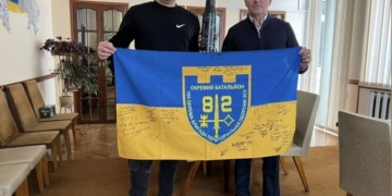 Підгаєцька громада отримала бойовий прапор від військовослужбовця та передала допомогу захисникам