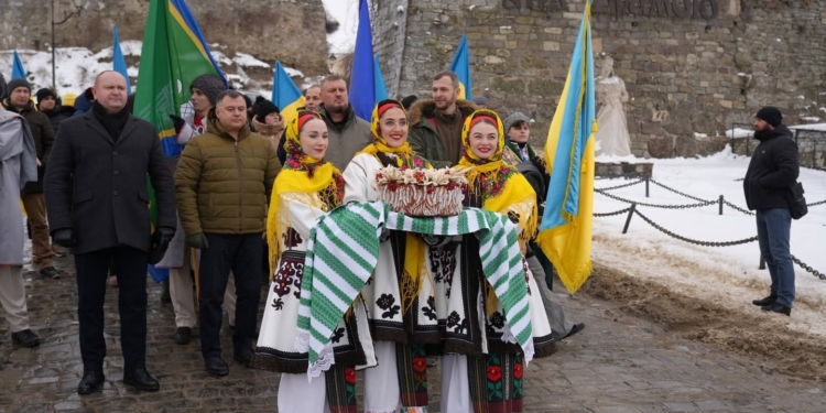 День Соборності України: на Замковому мосту у Кам’янці-Подільському символічно об’єдналися чотири області