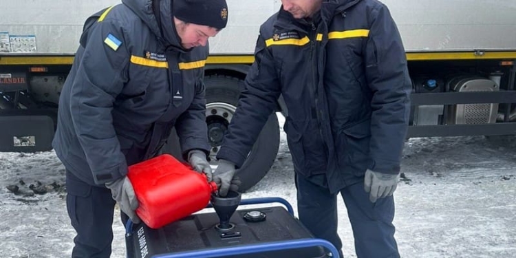 Рятувальники Тернопільщини долучилися до ліквідації наслідків ударів по критичній інфраструктурі Києва