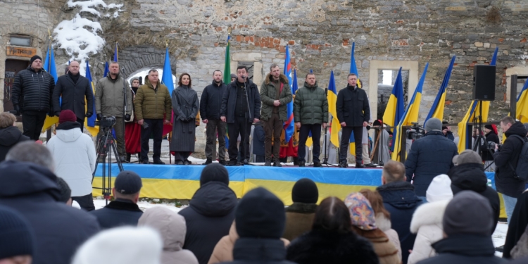 День Соборності України: на Замковому мосту у Кам’янці-Подільському символічно об’єдналися чотири області