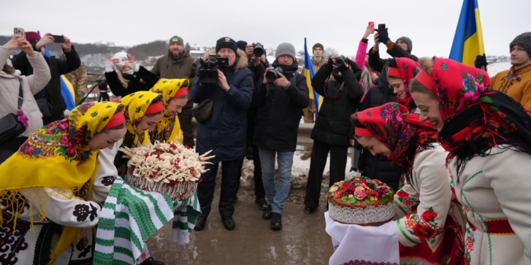 День Соборності України: на Замковому мосту у Кам’янці-Подільському символічно об’єдналися чотири області