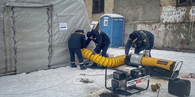 Рятувальники Тернопільщини долучилися до ліквідації наслідків ударів по критичній інфраструктурі Києва